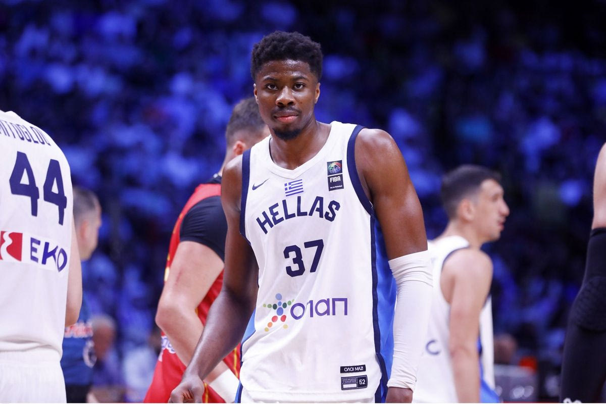 Ρεπόρτερ του ΝΒΑ τρόλαρε τους Αντετοκούνμπο και την οικογενειοκρατία στους Μπακς – «Μόνο ο Κώστας δεν έχει πάει!»