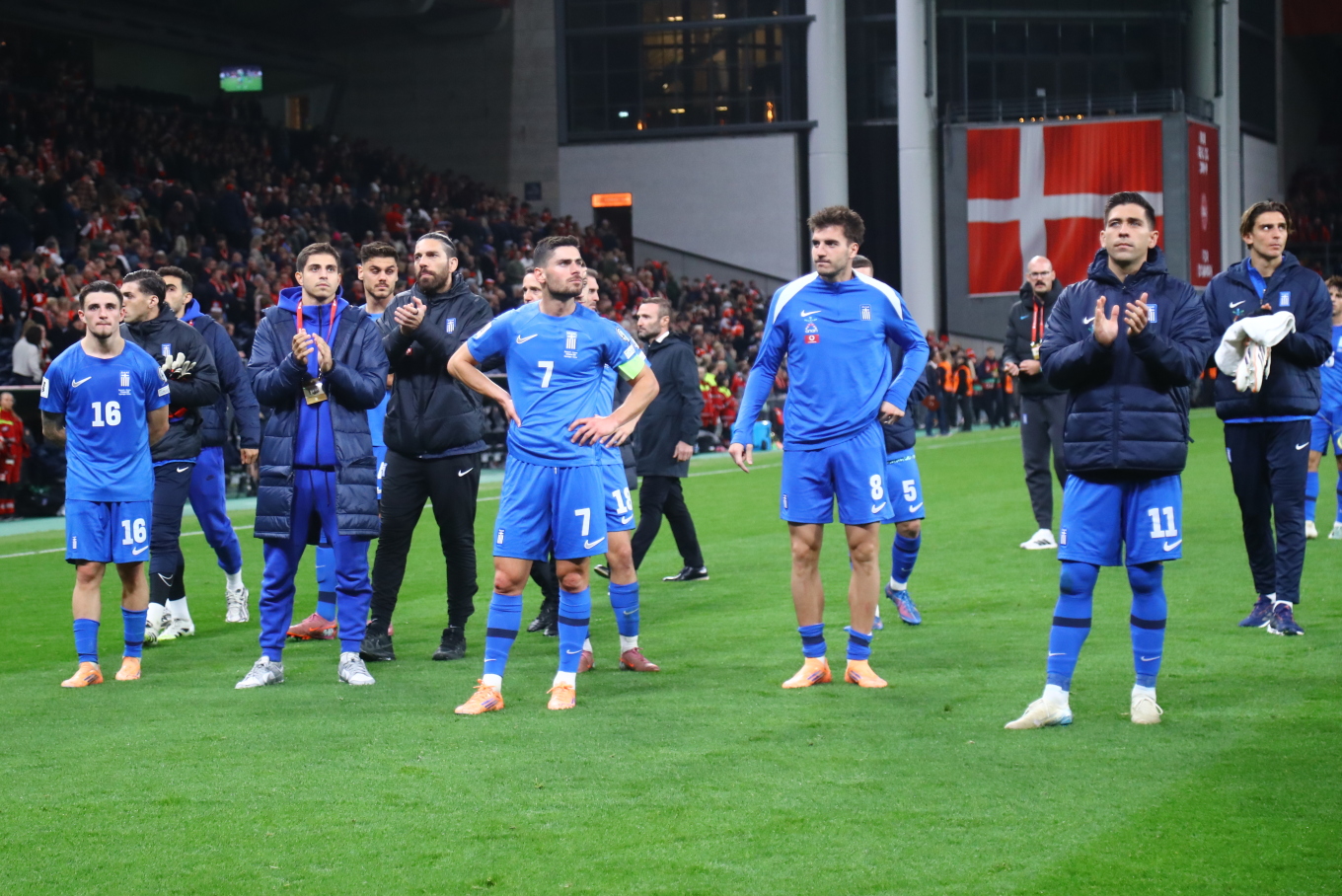 Δάκρυσαν ο Μανώλης Σιώπης και ο Κώστας Τσιμίκας μετά τον αποκλεισμό της Εθνικής από τη Δανία (βίντεο)