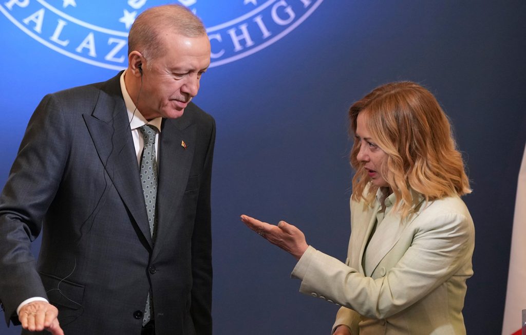 Η γλυκόξινη κολακεία του Τ.Ερντογάν στην Τζόρζια Μελόνι: «Είσαι καλή αλλά πρέπει να κόψεις το κάπνισμα» (βίντεο)