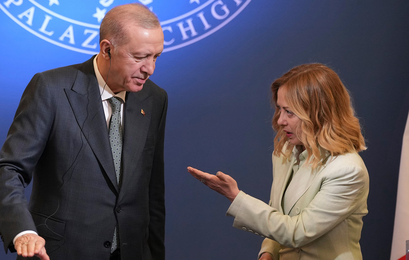 Η γλυκόξινη κολακεία του Τ.Ερντογάν στην Τζόρζια Μελόνι: «Είσαι καλή αλλά πρέπει να κόψεις το κάπνισμα» (βίντεο)