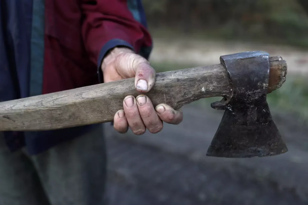 Βίντεο: 45χρονος έσπειρε τον τρόμο στα Βριλήσσια – Έσπασε με τσεκούρι αυτοκίνητο και προκάλεσε ζημιές σε σπίτια