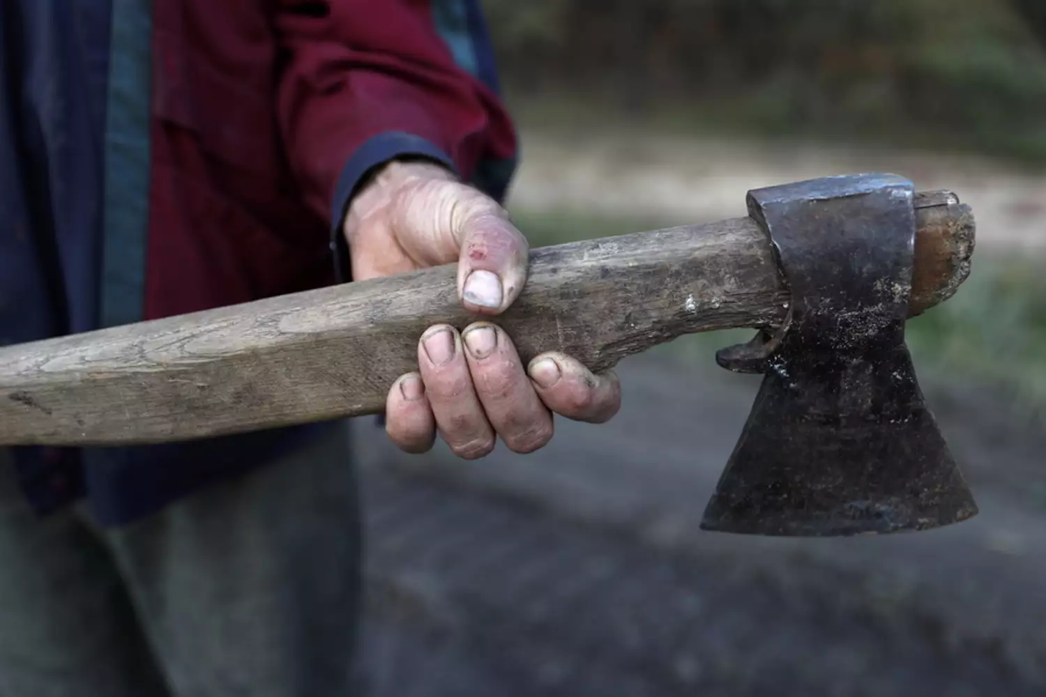 Βίντεο: 45χρονος έσπειρε τον τρόμο στα Βριλήσσια – Έσπασε με τσεκούρι αυτοκίνητο και προκάλεσε ζημιές σε σπίτια