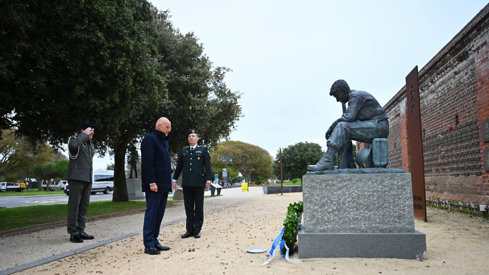 Στη Νορμανδία ο Ν.Δένδιας: Κατέθεσε στεφάνι για τον κυβερνήτη Δ.Κιοσσέ και το πλήρωμα της κορβέτας «Κριεζής» (φωτο)