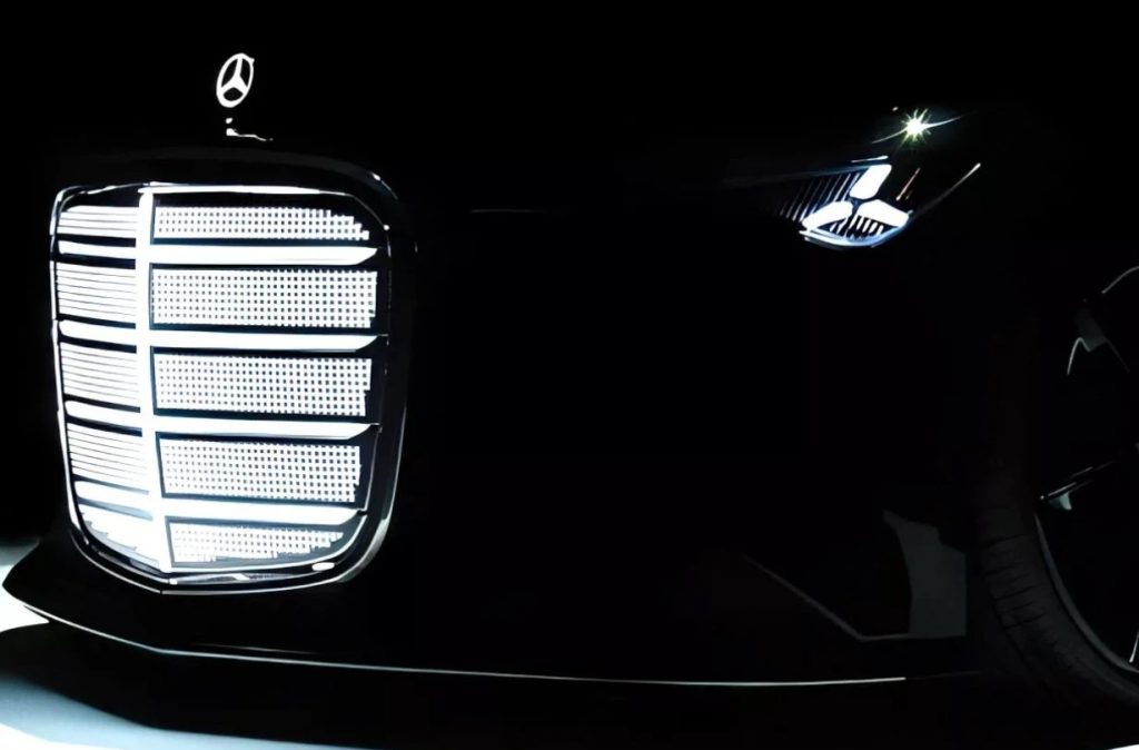 Mercedes-Benz: Έχεις δει μεγαλύτερη φωτιζόμενη μάσκα;