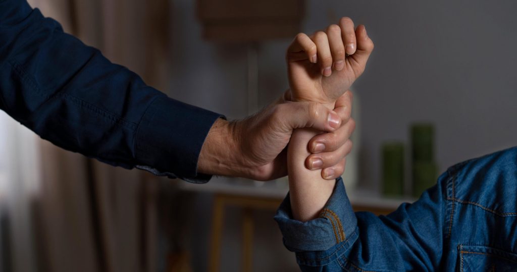 Συνελήφθη γνωστός πλαστικός χειρουργός που ξυλοκόπησε άγρια 43χρονη οδηγό επί της λεωφ.Συγγρού! – «Φοβάμαι πολύ»