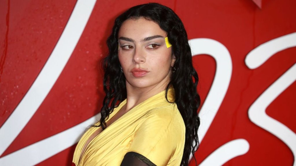 Charli XCX: «Έχω εμμονή με τις πλαστικές επεμβάσεις – Σκέφτομαι διαρκώς τι να αλλάξω» αποκάλυψε η ποπ τραγουδίστρια
