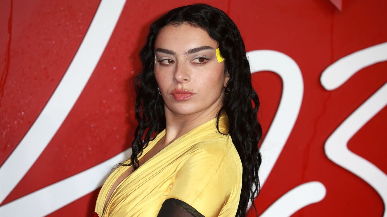 Charli XCX: «Έχω εμμονή με τις πλαστικές επεμβάσεις – Σκέφτομαι διαρκώς τι να αλλάξω» αποκάλυψε η ποπ τραγουδίστρια