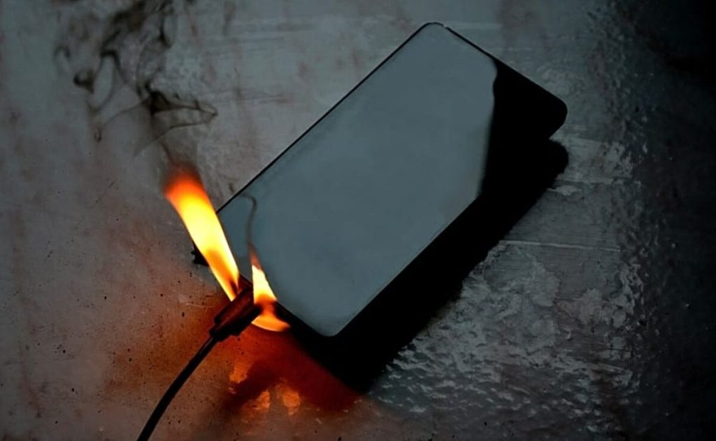 Βόλος: Φωτιά σε αυλή σπιτιού από βραχυκύκλωμα φορτιστή κινητού