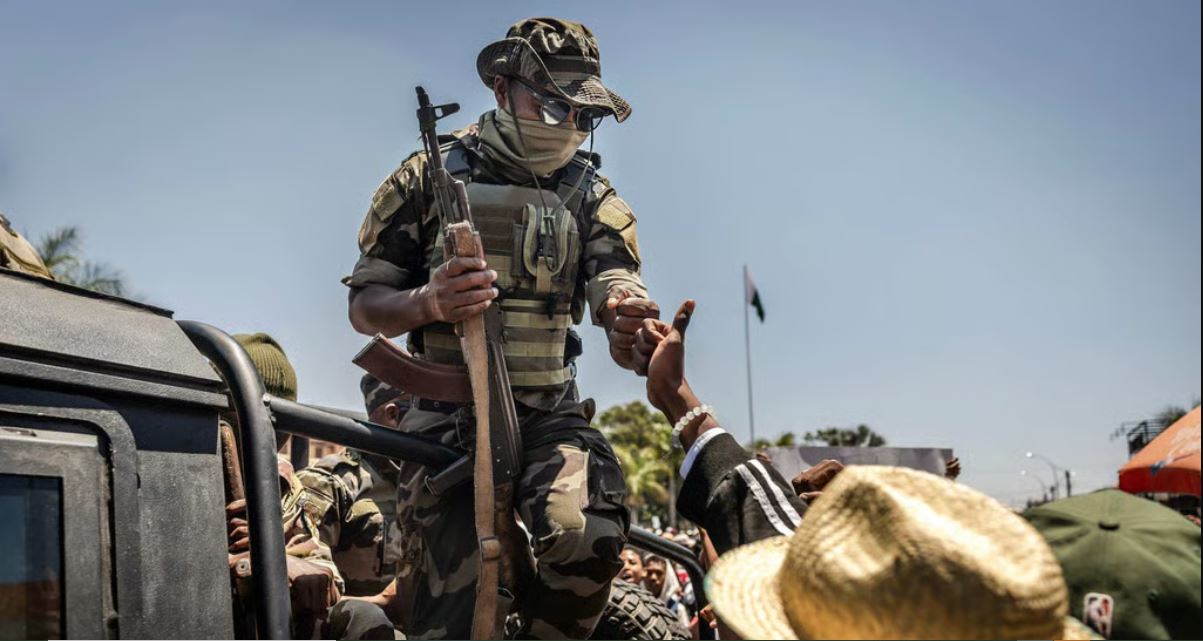 Μαδαγασκάρη: Ο Στρατός ανέλαβε την εξουσία και διέλυσε τη Γερουσία – Φυλακίζονται οι συνεργάτες του πρώην προέδρου