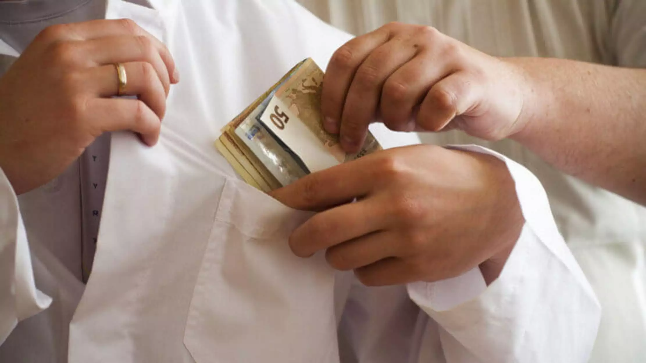 Θεσσαλονίκη: Ποινή φυλάκισης 12 μηνών με τριετή αναστολή σε ογκολόγο που πήρε «φακελάκι» από καρκινοπαθή