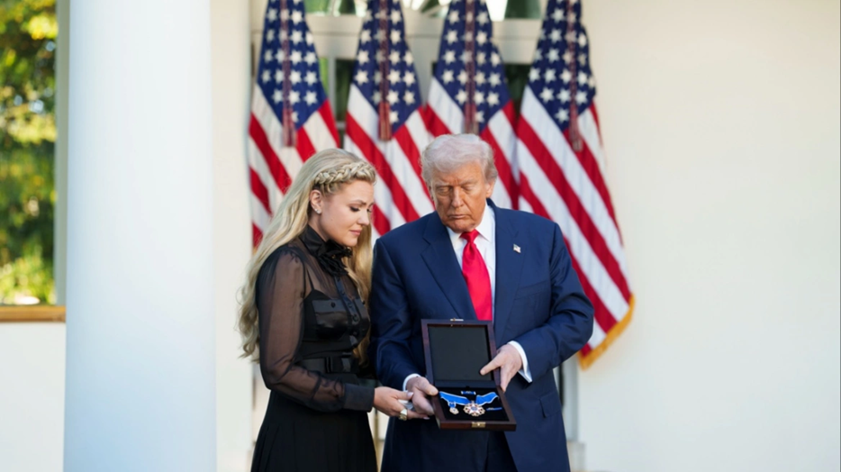 Ν.Τραμπ: Παρασημοφόρησε τον δολοφονημένο Τ.Κερκ με το προεδρικό μετάλλιο της ελευθερίας (φώτο-βίντεο)