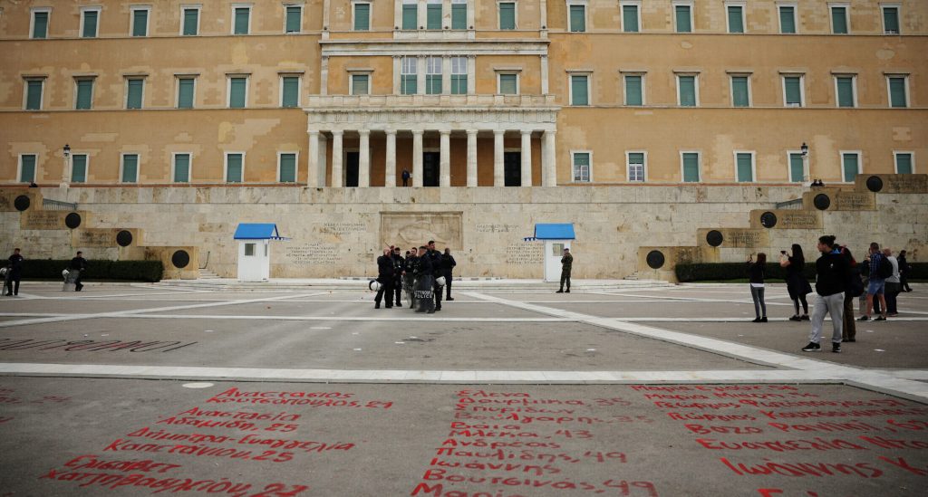 Κυβερνητικές πηγές: «Δεν θα σβήσουμε τα ονόματα των νεκρών της σιδηροδρομικής τραγωδίας των Τεμπών»