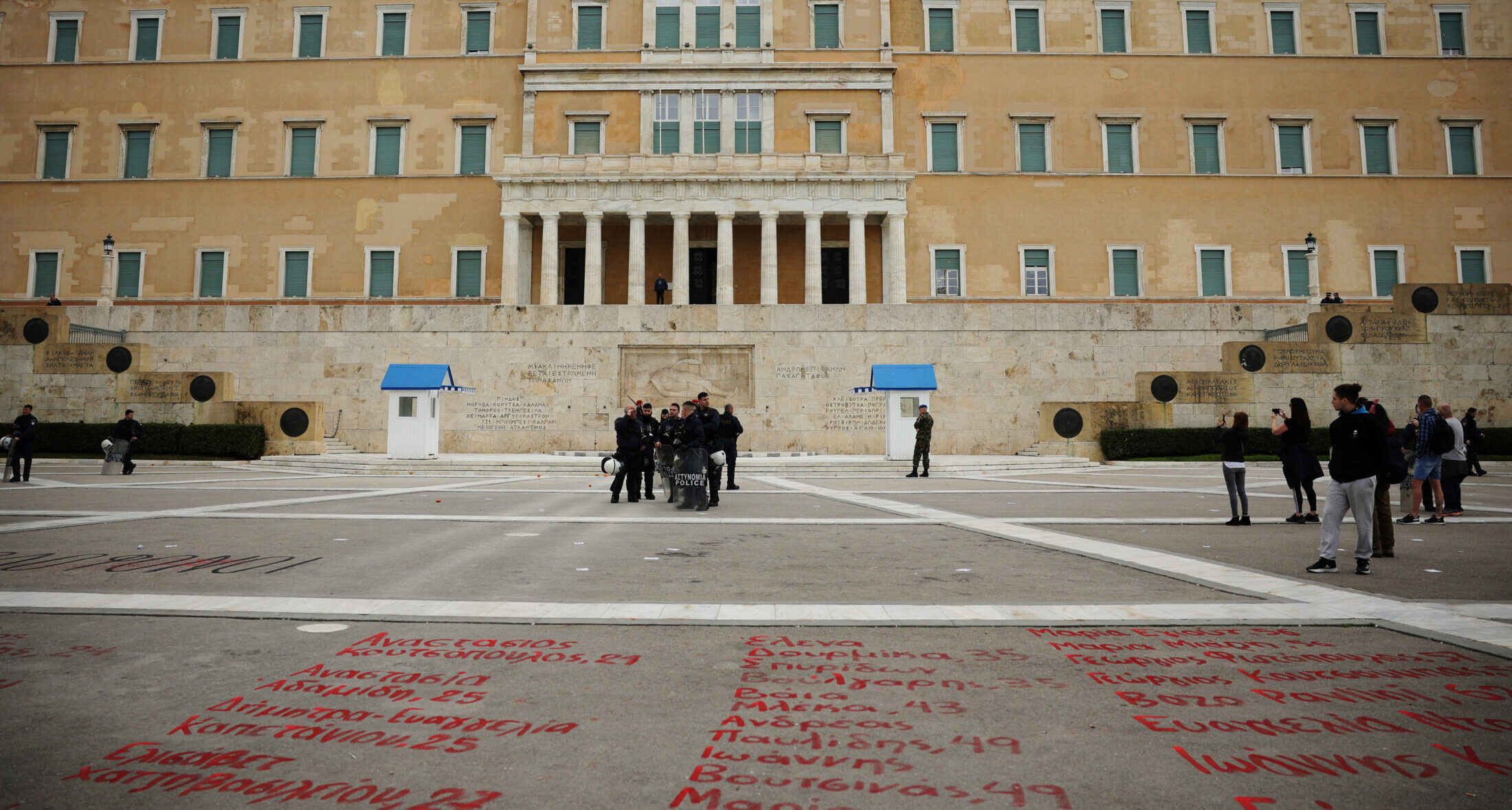 Κυβερνητικές πηγές: «Δεν θα σβήσουμε τα ονόματα των νεκρών της σιδηροδρομικής τραγωδίας των Τεμπών»