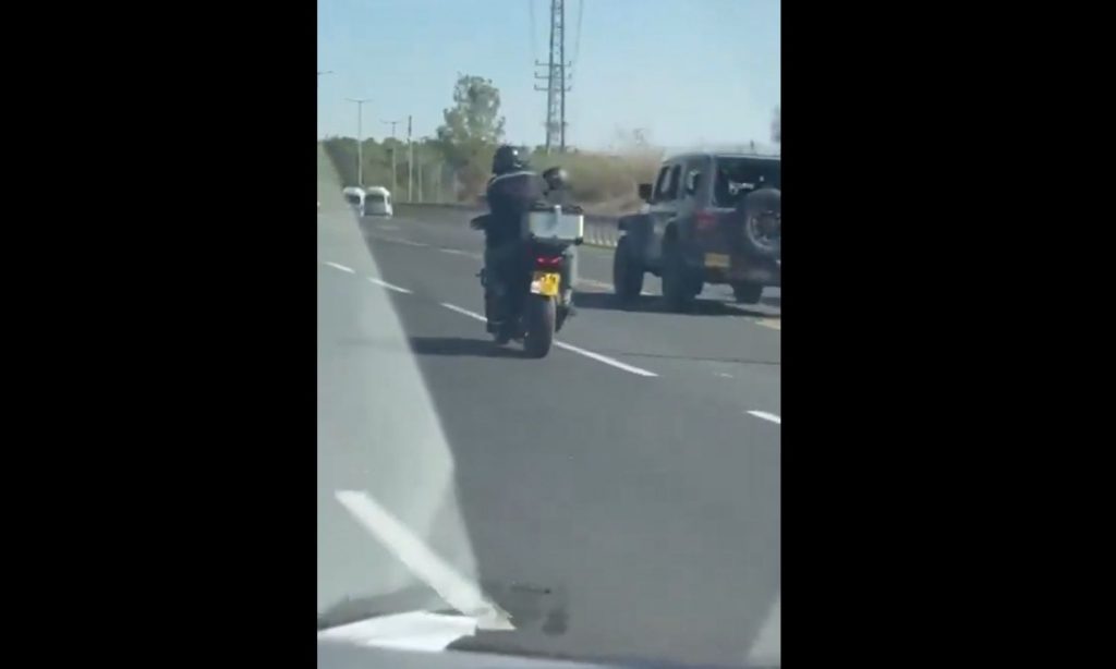 Ισραήλ: H στιγμή που δύο ένοπλοι μοτοσικλετιστές ανοίγουν πυρ εναντίον τζιπ σε κεντρικό δρόμο (βίντεο)
