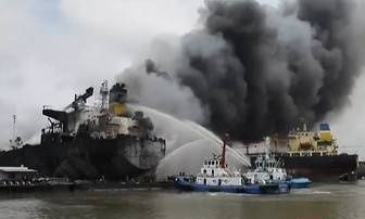 Ινδονησία: 10 νεκροί σε ναυπηγείο από φωτιά σε δεξαμενόπλοιο