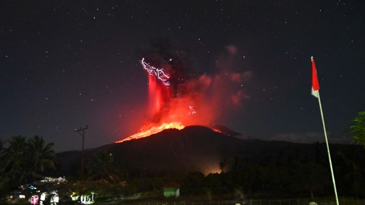 Ινδονησία: Εξερράγη το ηφαίστειο Λεουοτόμπι Λάκι-Λάκι – Η τέφρα έφτασε σε ύψος 10χλμ