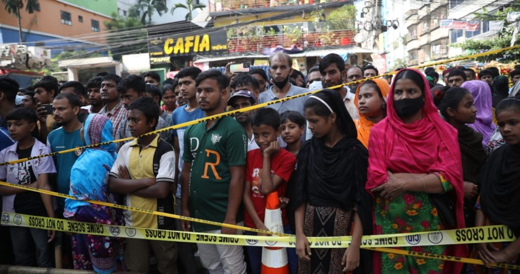 Μπαγκλαντές: 16 νεκροί από πυρκαγιά σε εργοστάσιο – Συγγενείς περίμεναν αποσβολωμένοι για να μάθουν τα τραγικά νέα