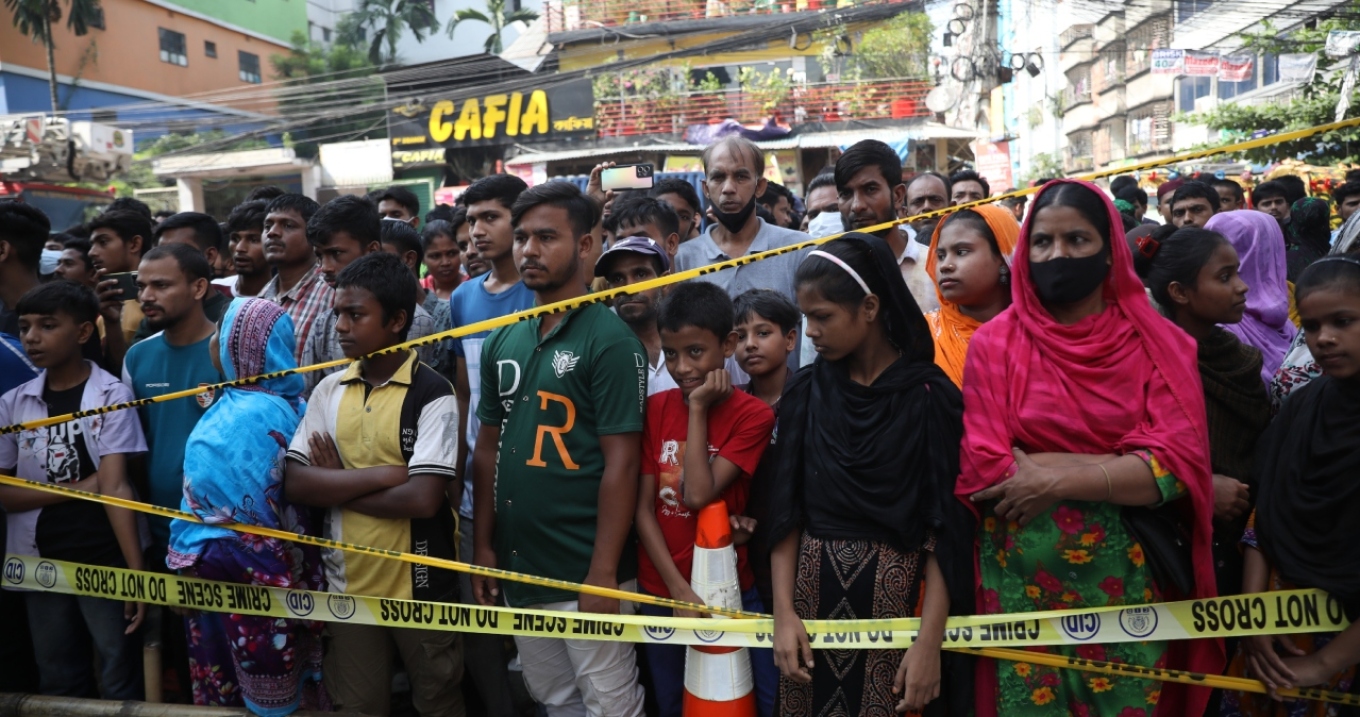 Μπαγκλαντές: 16 νεκροί από πυρκαγιά σε εργοστάσιο – Συγγενείς περίμεναν αποσβολωμένοι για να μάθουν τα τραγικά νέα