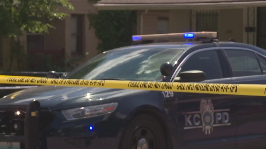 Βίντεο: Η στιγμή που 22χρονος απαγάγει την 35χρονη σύντροφό του έξω από σπίτι στο Κάνσας – Η γυναίκα ούρλιαζε