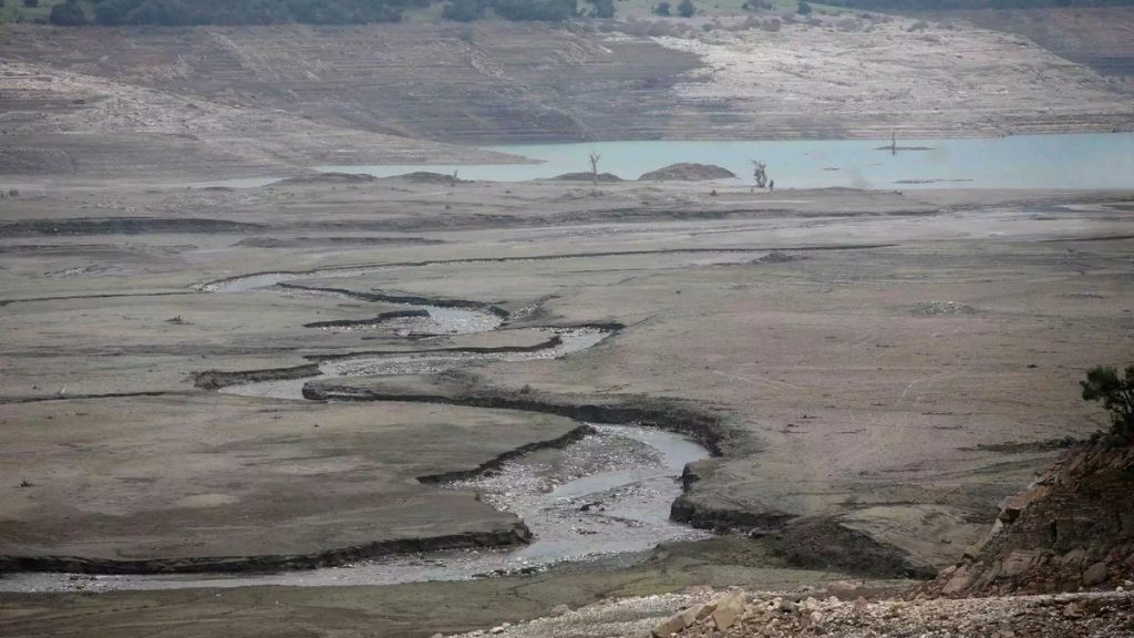 Λειψυδρία: Νέα υποχώρηση στην επιφάνεια της λίμνης του Μόρνου (φώτο)