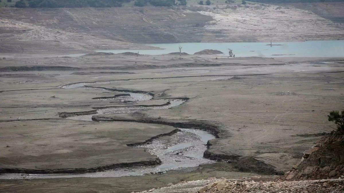 Λειψυδρία: Νέα υποχώρηση στην επιφάνεια της λίμνης του Μόρνου (φώτο)