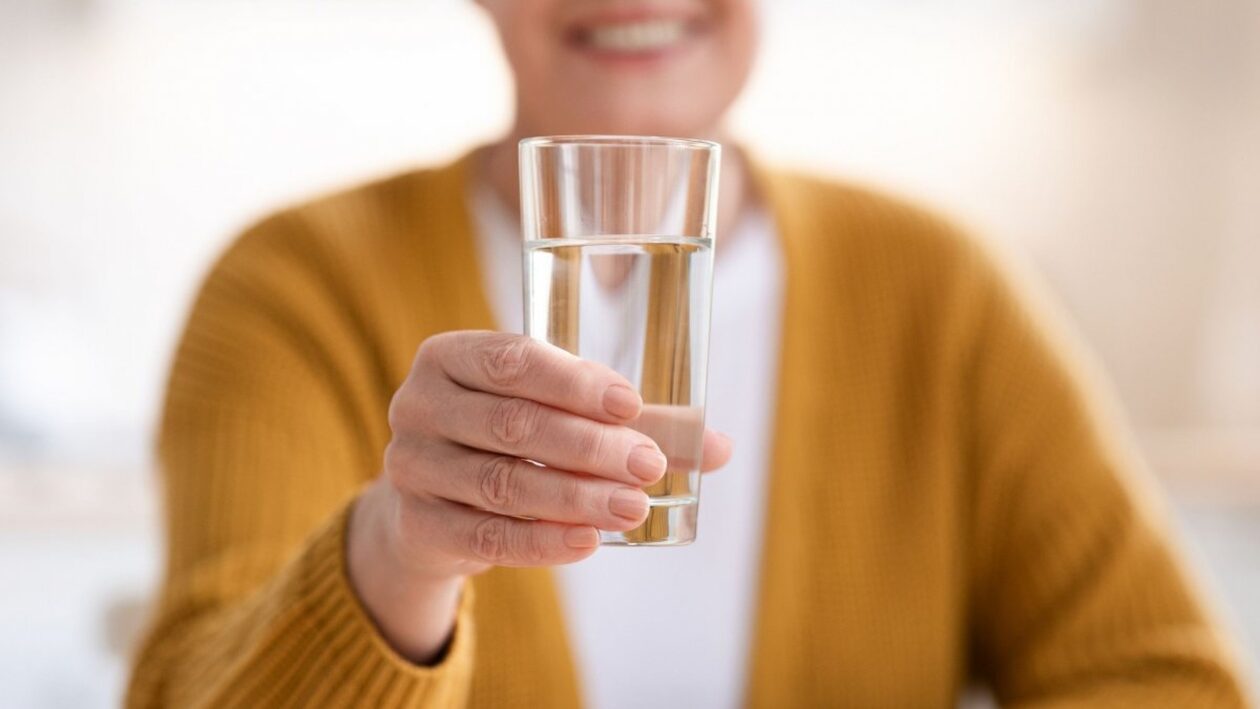 Δείτε πώς το νερό βοηθά στη ρύθμιση του ουρικού οξέος – Πόσο πρέπει να καταναλώνετε