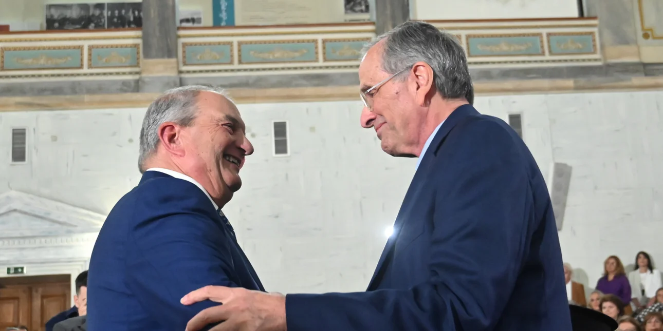 Ο Α.Σαμαράς σε ομιλία του Κ.Καραμανλή και η θερμή χειραψία – «Η χώρα σε κίνδυνο για μείζονα θεσμική κρίση»