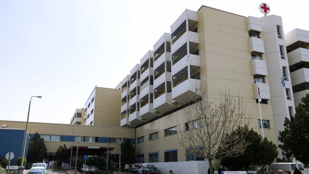 Θριάσιο: Ξηλώθηκε τμήμα της οροφής στην κεντρική είσοδο του νοσοκομείου