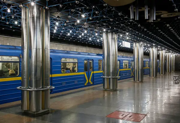 Στο σκοτάδι βυθίστηκε το μετρό του Κιέβου από τους σημερινούς ρωσικούς βομβαρδισμούς