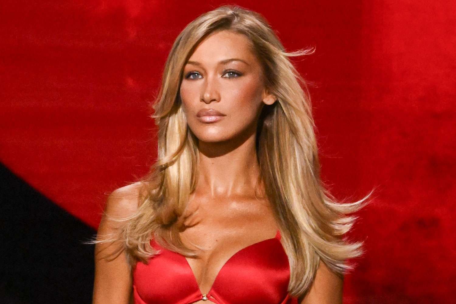 «Μάγεψαν» οι «άγγελοι» της Victoria’s Secret: Η επιστροφή της Μ.Χαντίντ με κόκκινα εσώρουχα & ζαρτιέρες (βίντεο)