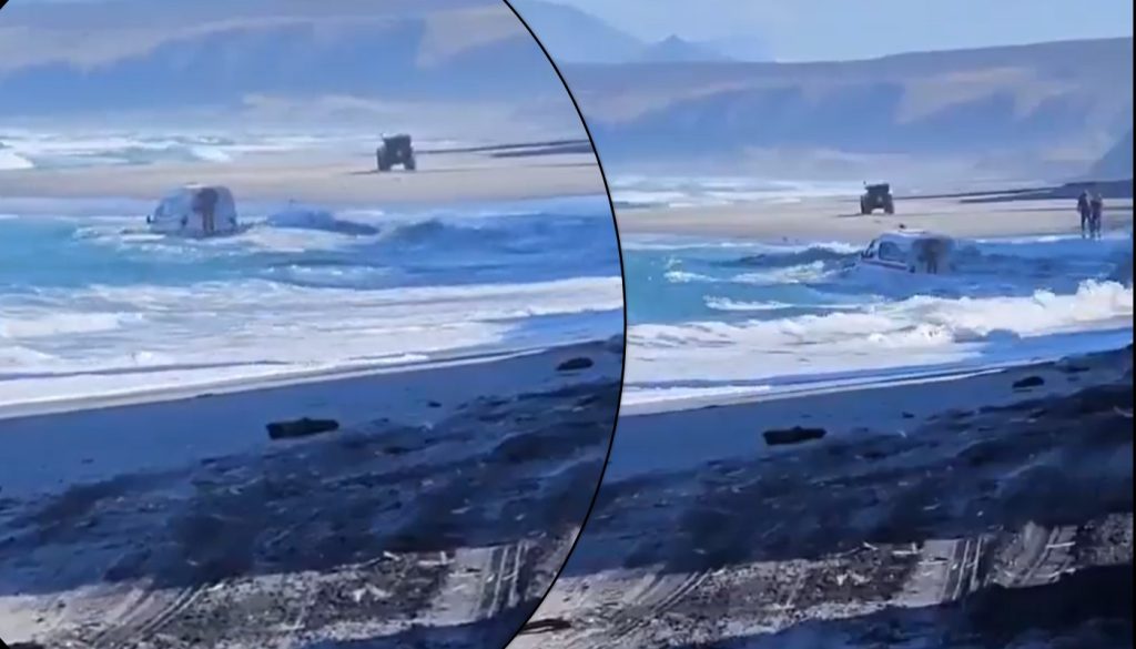 Ρωσία: Η στιγμή που κύματα «καταπίνουν» διασωστικό όχημα την ώρα που βρισκόταν σε περιπολία στο Ιτουρούπ (βίντεο)