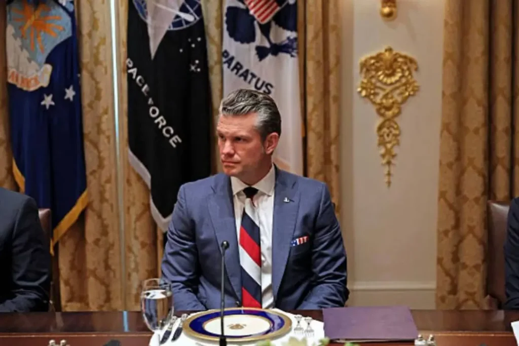 Η γραβάτα του Αμερικανού ΥΠΑΜ στα χρώματα της ρωσικής σημαίας στην συνάντηση Ν.Τραμπ – Β.Ζελένσκι (φωτο)