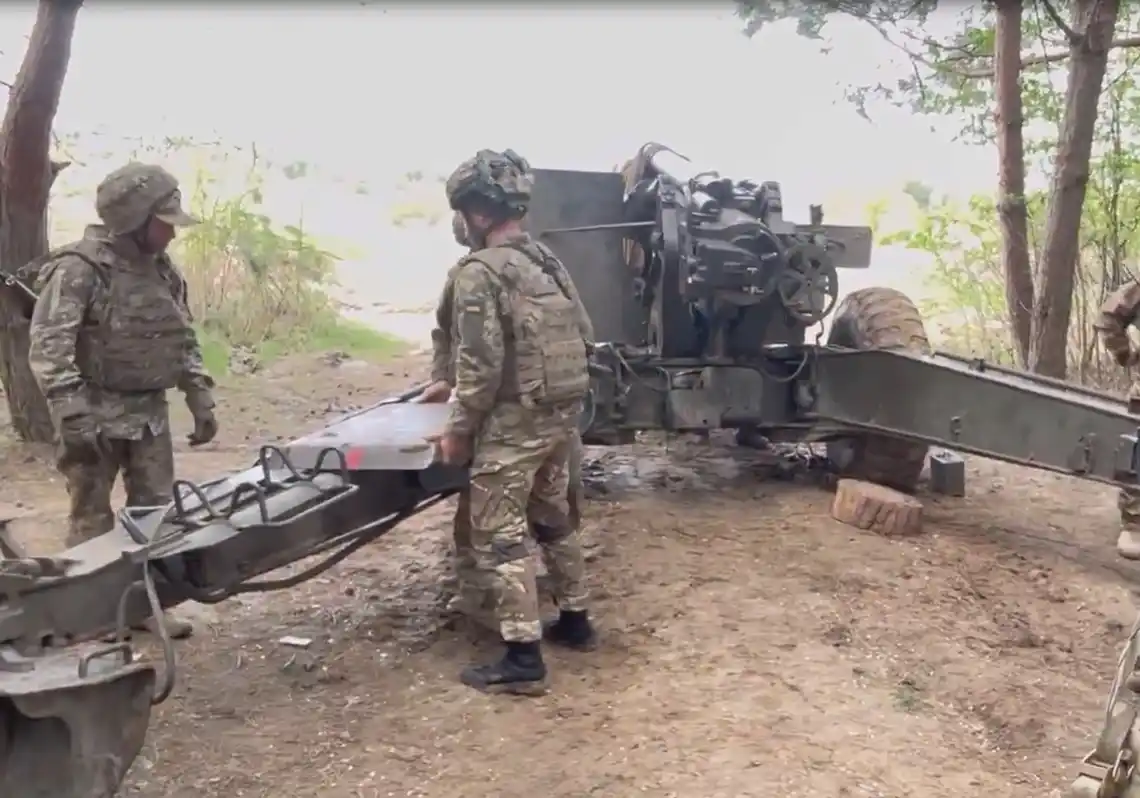 Οι Ουκρανοί έδωσαν βίντεο στη δημοσιότητα με Ρ/Κ πυροβόλα M114A1 που έδωσε η Ελλάδα