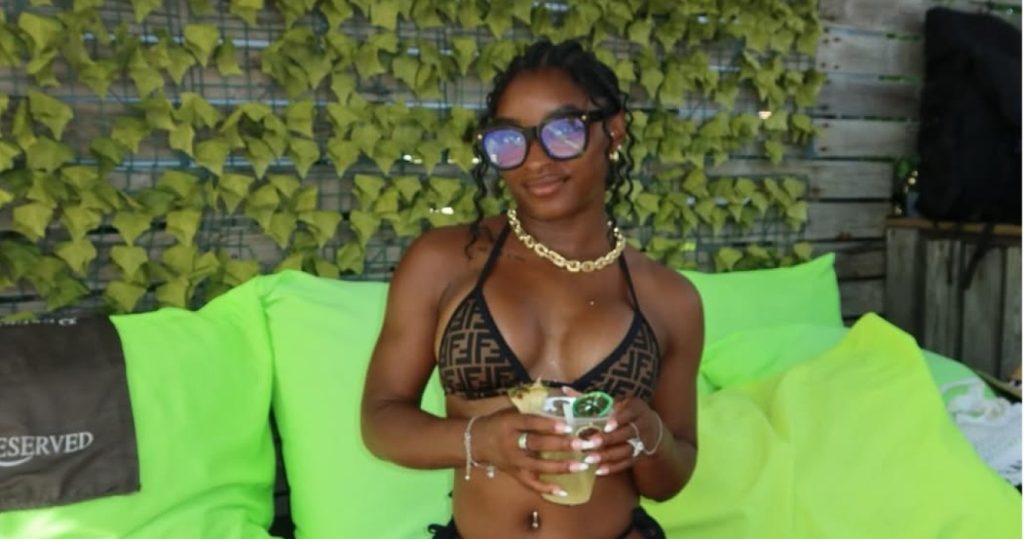 Σιμόν Μπάιλς: Δείτε το βίντεο που «κάρφωσε» την ενισχυτική στήθους της – «Φαίνεται ότι τα έχει πειράξει»