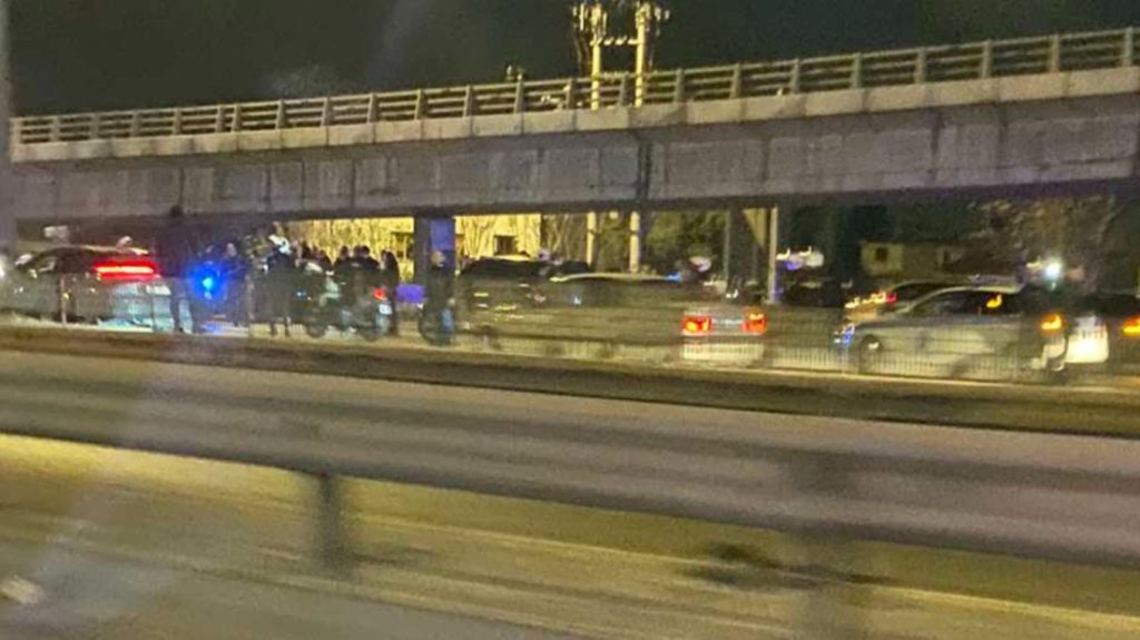 «Έμφραγμα» στον Κηφισό: Νταλίκα έχασε τον έλεγχό της και έπεσε σε μπάρες – Ξηλώθηκαν τα προστατευτικά