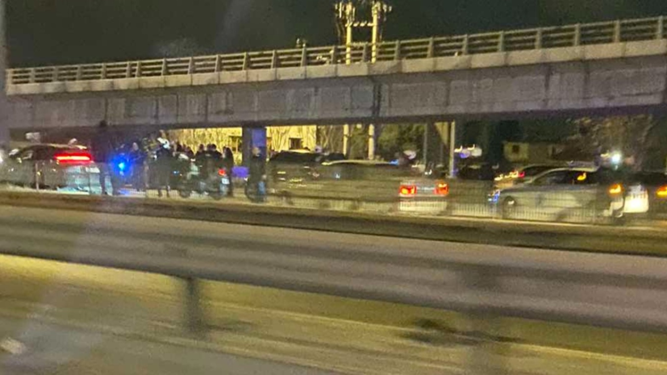 «Έμφραγμα» στον Κηφισό: Νταλίκα έχασε τον έλεγχό της και έπεσε σε μπάρες – Ξηλώθηκαν τα προστατευτικά