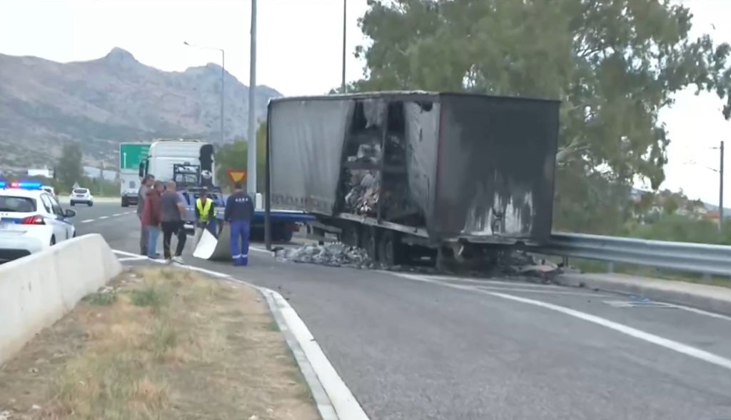 Σοβαρό τροχαίο στο Κιάτο: Αυτοκίνητο συγκρούστηκε με φορτηγό – Τρεις οι τραυματίες από το ατύχημα (βίντεο)