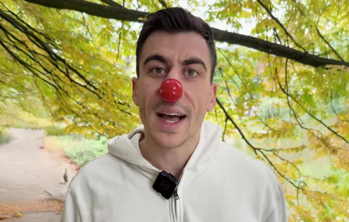 Ο Φειδίας Παναγιώτου με… μύτη κλόουν ανακοίνωσε την ίδρυση κόμματος (βίντεο)
