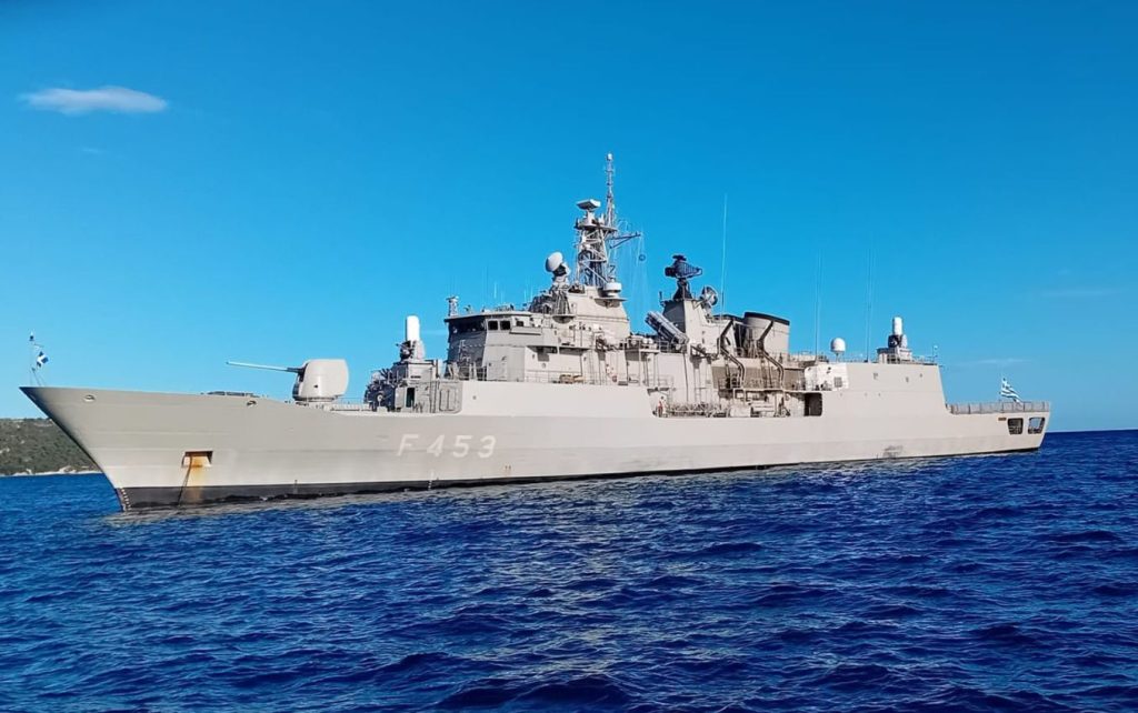 Υεμένη: Η φρεγάτα «Σπέτσαι» εκτελεί αποστολή διάσωσης για το δεξαμενόπλοιο που «τυλίχθηκε» στις φλόγες