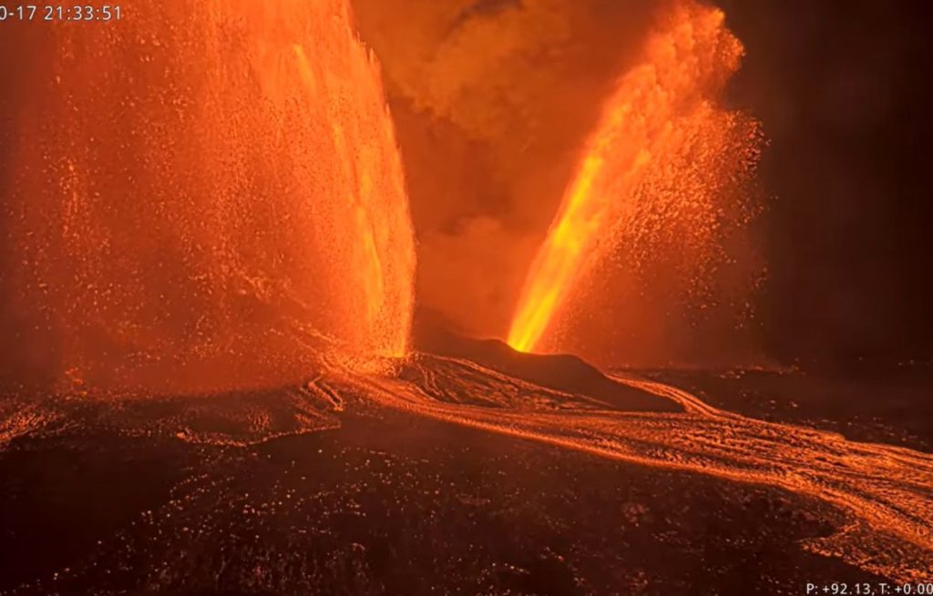 «Ξύπνησε» το ηφαίστειο Κιλαουέα της Χαβάης: Εκτόξευσε λάβα από τον κρατήρα της κορυφής του (βίντεο)