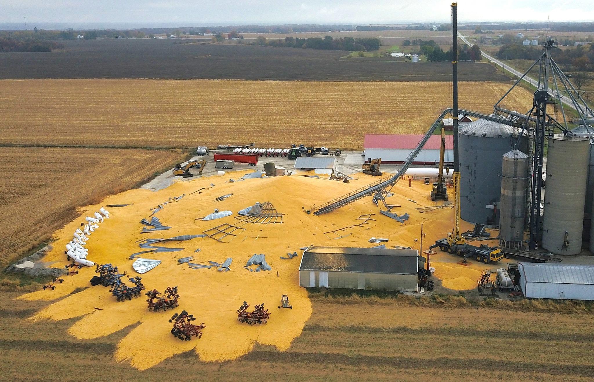 Βίντεο: Ένα τεράστιο σιλό στις ΗΠΑ γεμάτο με 800 τόνους σόγιας κατέρρευσε ξαφνικά!