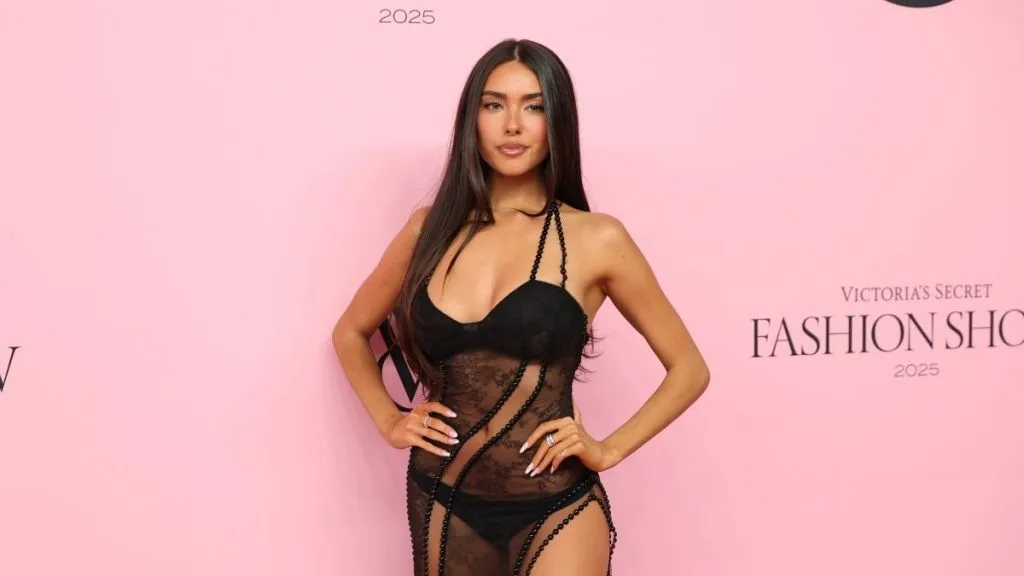 Μάντισον Μπιρ: Η εκθαμβωτική τραγουδίστρια ποζάρει με μαύρο διάφανο φόρεμα και… αναστατώνει (βίντεο & φωτο)