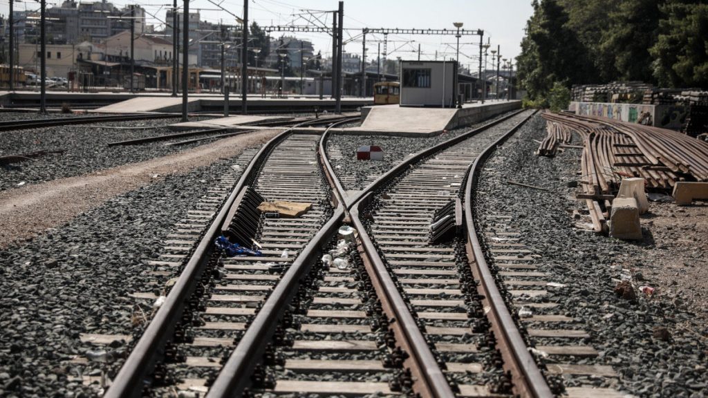 Πάτρα: Ασυνείδητος οδηγός στάθμευσε το όχημά του δίπλα στις γραμμές του τρένου – Δεν κατέβαιναν οι μπάρες