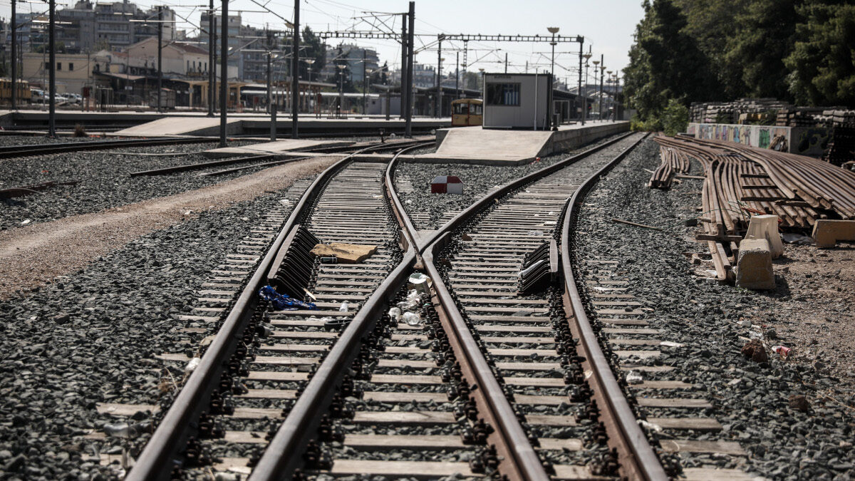 Πάτρα: Ασυνείδητος οδηγός στάθμευσε το όχημά του δίπλα στις γραμμές του τρένου – Δεν κατέβαιναν οι μπάρες