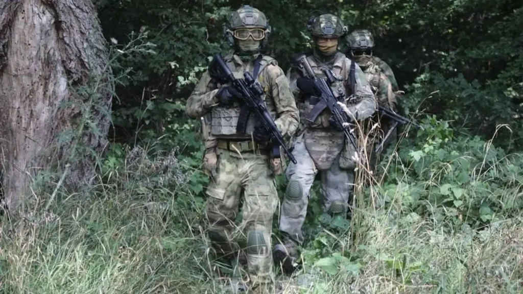 Επιστροφή της «Βοστόκ» στο μέτωπο: Οι ειδικές δυνάμεις της Μόσχας κοντά στην κατάληψη χωριών στο Χάρκοβο (βίντεο)