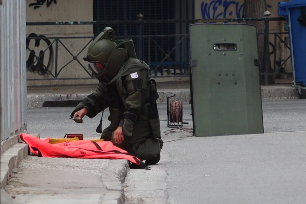 Φάρσα το δήθεν ύποπτο αντικείμενο στα Εξάρχεια – Άδειο το σακίδιο που βρέθηκε κοντά στην Χαριλάου Τρικούπη