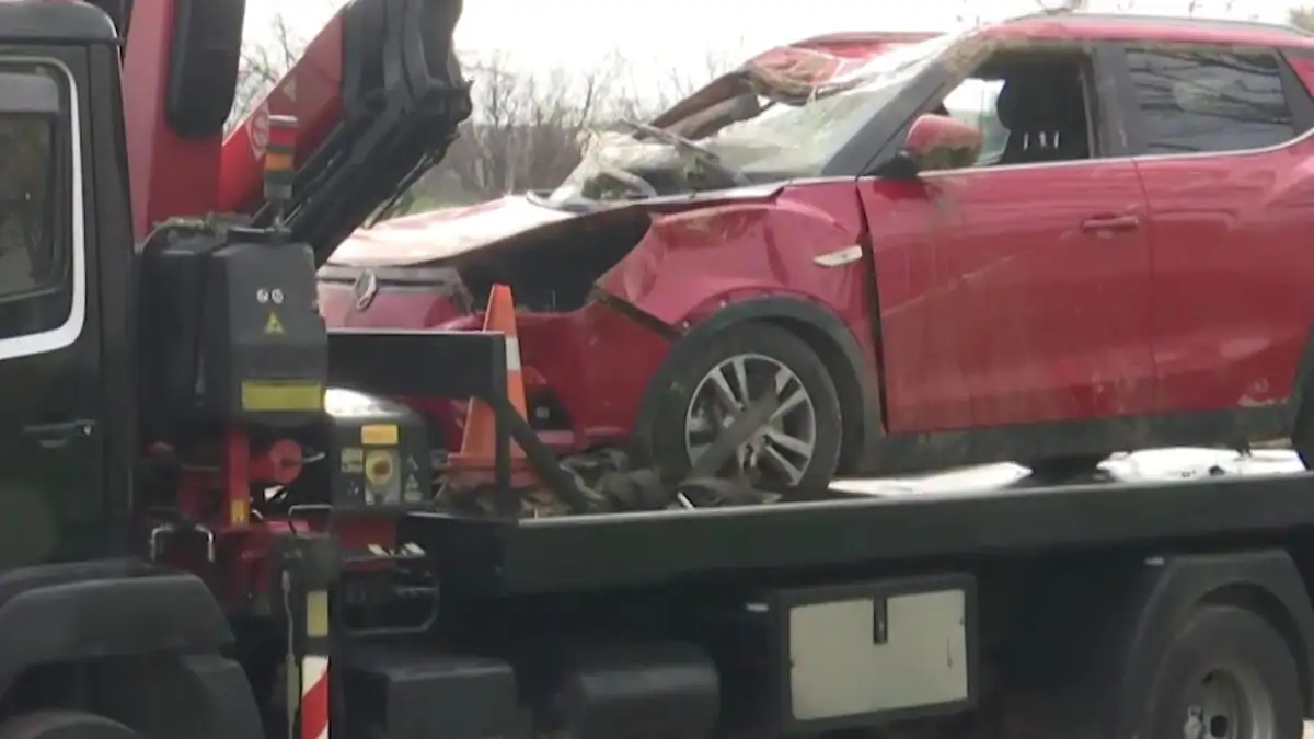 Τροχαίο ατύχημα στο Μενίδι: Στο νοσοκομείο ένας οδηγός ΙΧ μετά την πρόσκρουση του αυτοκινήτου του σε δέντρο