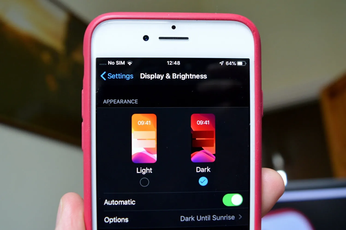 Τελικά τι ισχύει; – Μήπως το dark mode στα κινητά κουράζει τα μάτια;