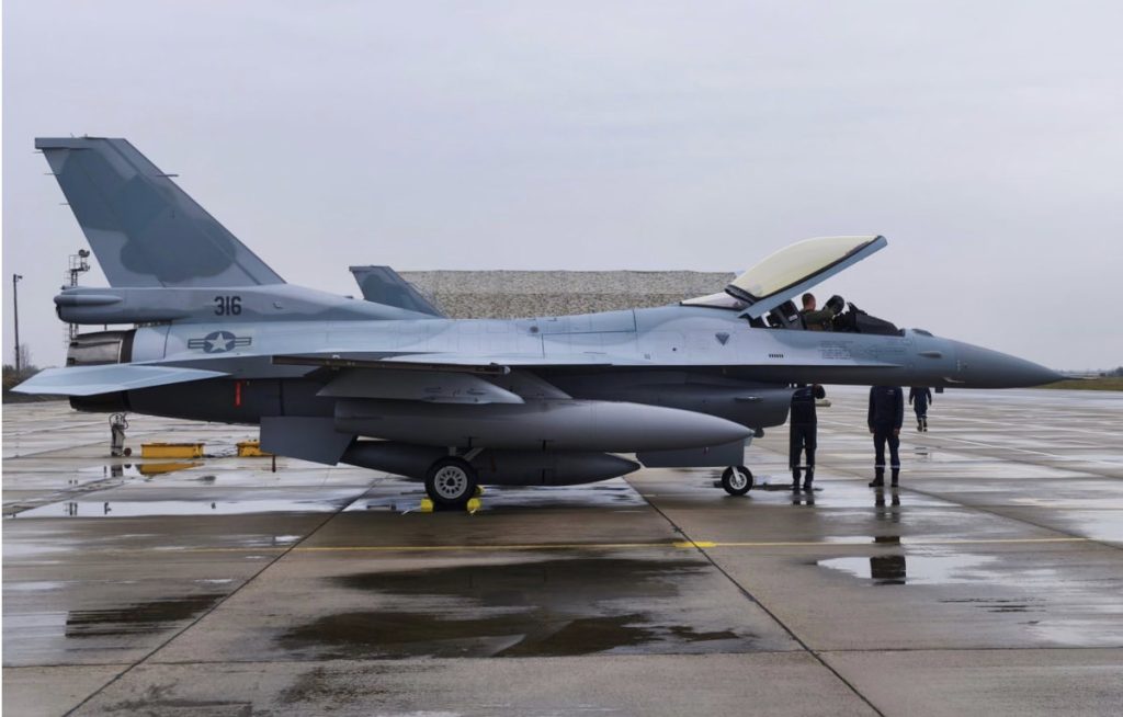 Η Βουλγαρία παρέλαβε τα δύο πρώτα αμερικανικά μαχητικά F-16 Block 70
