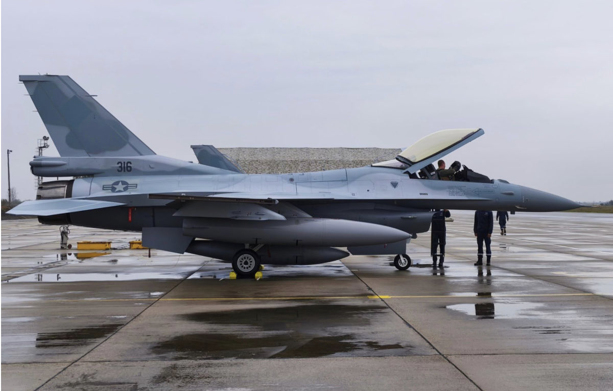 Η Βουλγαρία παρέλαβε τα δύο πρώτα αμερικανικά μαχητικά F-16 Block 70